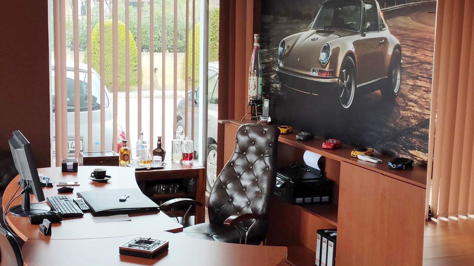 Kάδρα με ονειρεμένα αυτοκίνητα κοσμούν τους τοίχους

